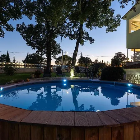 Schoene Neue Mit Privatem Pool * Štokovci