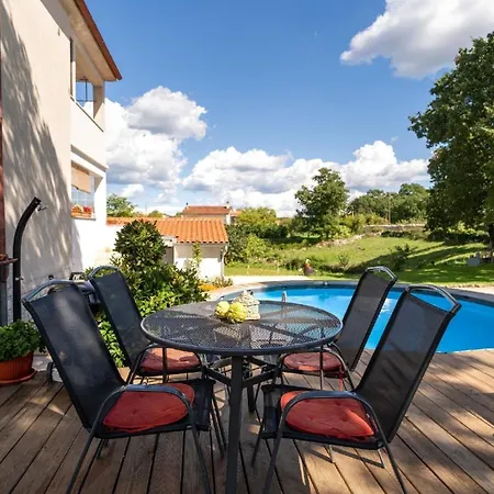 Schoene Neue Mit Privatem Pool * Štokovci